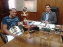 Alcides recebe campeão apucaranense de MMA 