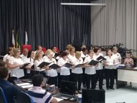 Apresentação do Coral da Pastoral do Idoso encanta em apresentação na Câmara Municipal