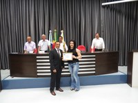 Câmara entrega moção à atleta de fisiculturismo Ariane Souza