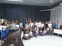 Candidatos a vereador do Projeto “Parlamento Jovem” visitam Câmara de Apucarana 