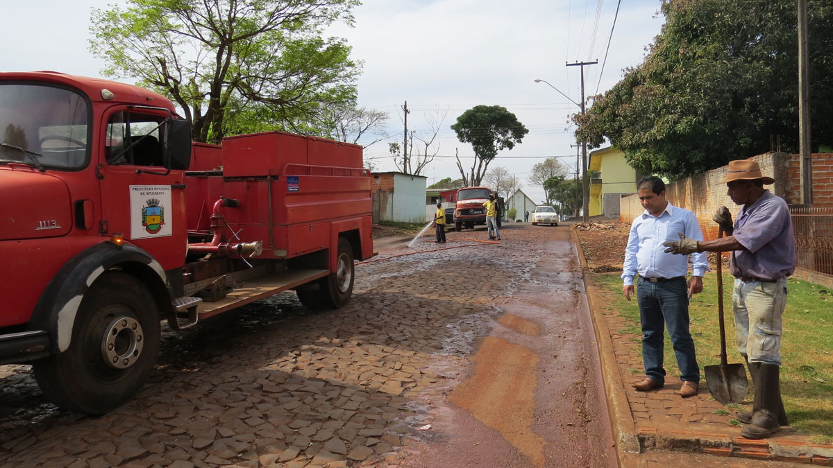 Deco fiscaliza obras de recuperação asfáltica no Distrito de Vila Reis