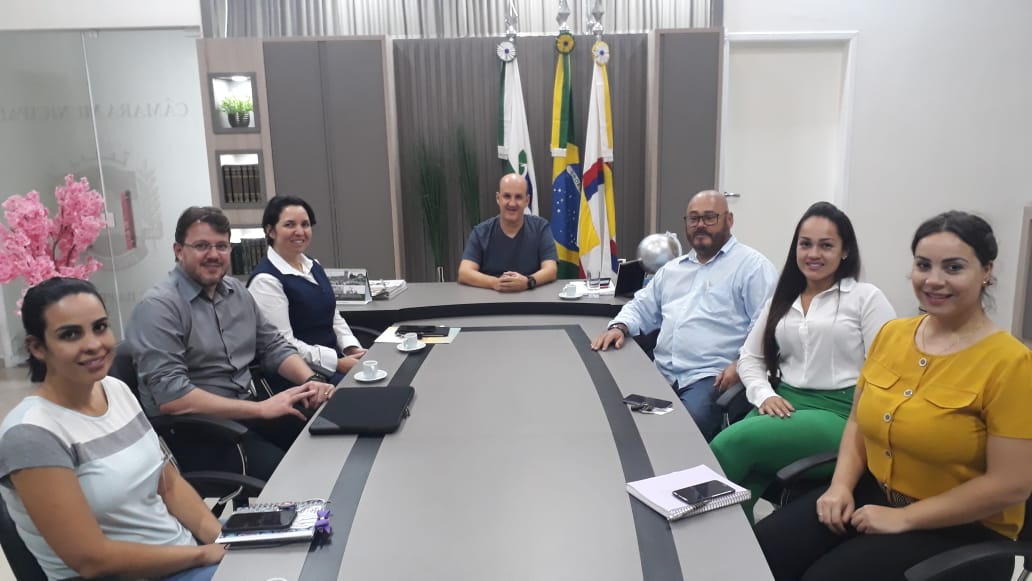 Irmã Geovana Ramos e equipe apresentam novos projetos ao presidente Molina