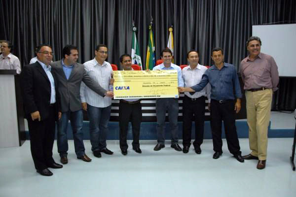 Lupion e Vargas entregam empenho de emenda de R$ 1,4 milhão em Apucarana