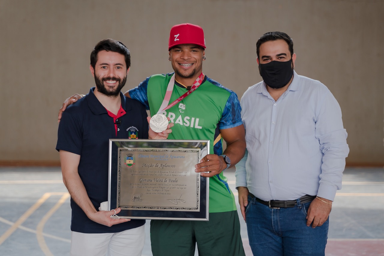 Moisés Tavares realiza a entrega de Moção de Aplausos para o atleta e medalhista paralímpico Giovane Vieira de Paula