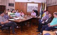 Reunião com equipe da Prefeitura para esclarecimentos de projetos antecede sessão extraordinária 