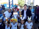 Vereadores participam da entrega de chocolates aos alunos das Escolas Municipais